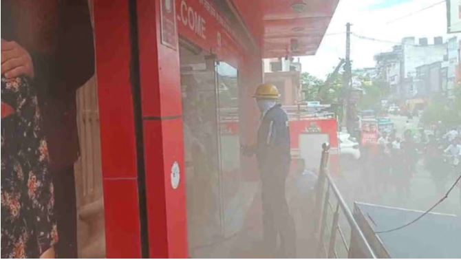 ज्वालापुर: शॉपिंग मॉल में अचानक लगी आग से मचा हड़कंप