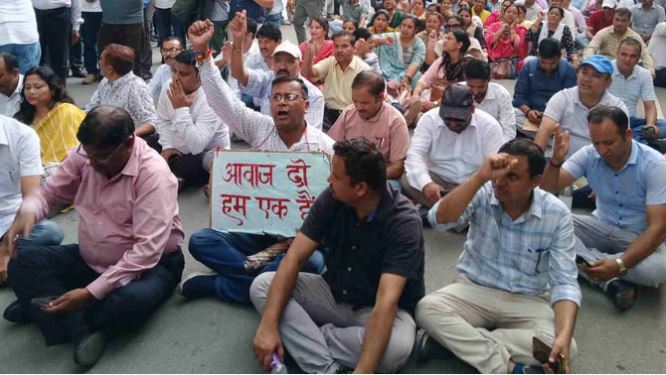 मुख्यमंत्री आवास कूच करने पहुंचे राजकीय शिक्षक संघ, पुलिस ने रोकने के लिए लगाया भारी बल