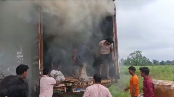 हरिद्वार: हाईटेंशन लाइन की चपेट में आने से कंटेनर में लगी आग, बाल-बाल बचे चालक-परिचालक