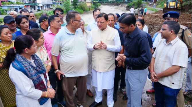 आपदा प्रभावित क्षेत्रों के दौरे पर सीएम धामी, त्वरित राहत और वैकल्पिक व्यवस्था के निर्देश