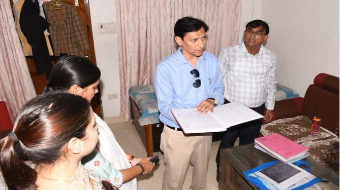 हल्द्वानी तहसील की मनमानी पर कमिश्नर का शिकंजा, कानूनगो असरफ अली घर से चला रहा था तहसील, 143 की फाइलों का ढेर बरामद