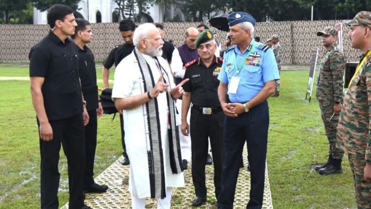 कोलकाता में पीएम मोदी ने किया संयुक्त कमांडर सम्मेलन का उद्घाटन, तीन दिन तक सुरक्षा मुद्दों पर होगा मंथन कोलकाता में पीएम मोदी ने किया संयुक्त कमांडर सम्मेलन का उद्घाटन, तीन दिन तक सुरक्षा मुद्दों पर होगा मंथन