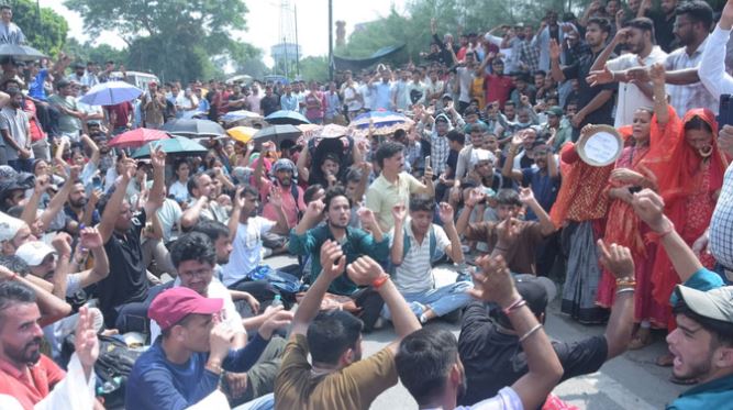 यूकेएसएसएससी पेपर लीक मामला: वार्ता विफल, बेरोजगार युवाओं का धरना दूसरे दिन भी जारी