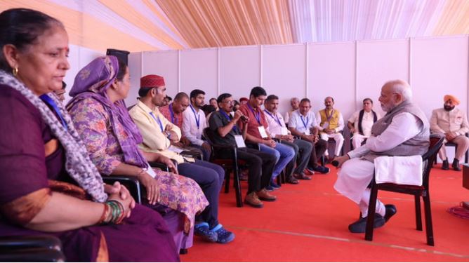 देहरादून दौरे पर प्रधानमंत्री मोदी: आपदा पीड़ितों से मिले, सुनकर ‘मन की बात’ हुए भावुक देहरादून दौरे पर प्रधानमंत्री मोदी: आपदा पीड़ितों से मिले, सुनकर ‘मन की बात’ हुए भावुक