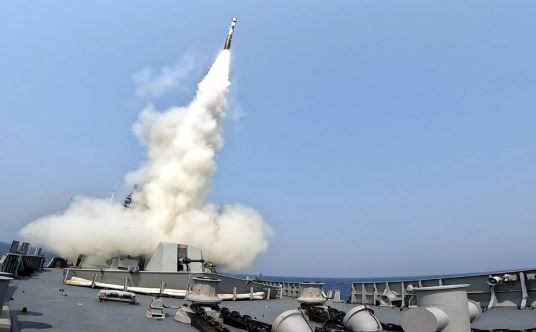 चीन का विरोध खारिज, फिलीपीन को ब्रह्मोस मिसाइलों की तीसरी खेप देगा भारत; 3310 करोड़ का रक्षा सौदा चीन का विरोध खारिज, फिलीपीन को ब्रह्मोस मिसाइलों की तीसरी खेप देगा भारत; 3310 करोड़ का रक्षा सौदा