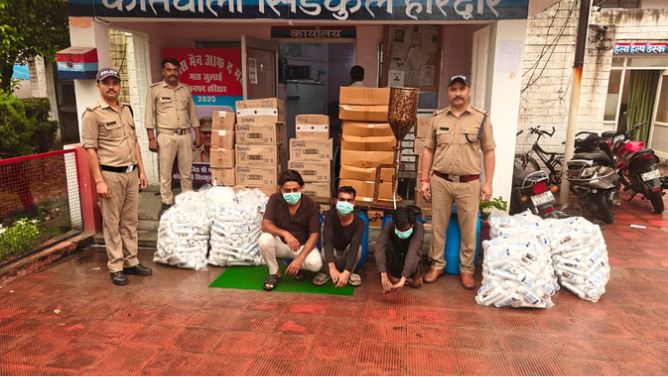 सिडकुल में नकली शैंपू फैक्टरी का भंडाफोड़, तीन गिरफ्तार, एक फरार सिडकुल में नकली शैंपू फैक्टरी का भंडाफोड़, तीन गिरफ्तार, एक फरार