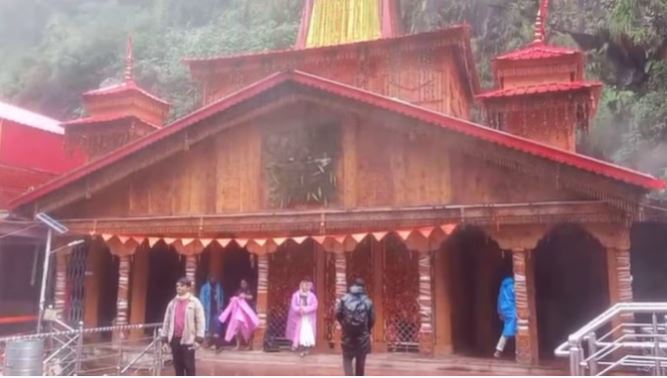 एक माह बाद खुले रास्ते, श्रद्धालु पहुंचे यमुनोत्री धाम – मां यमुना के जयकारों से गूंजा परिसर