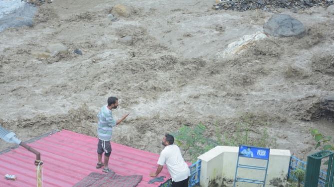 फुलेट गांव में मकान ढहने से छह लोगों के दबे होने की आशंका, सात घंटे बाद पहुंची SDRF