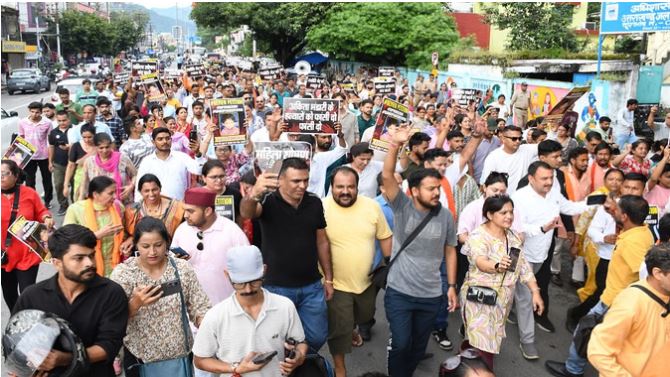 उत्तराखंड में न्याय की पुकार : “हमारी बच्ची हंसी-खुशी आई थी… आपने हमें उसकी लाश दी” – जनसभा में छलका ताऊ का दर्द