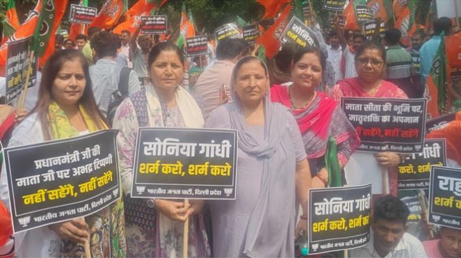 पीएम मोदी की मां पर अभद्र टिप्पणी से नाराज महिलाएं सड़कों पर