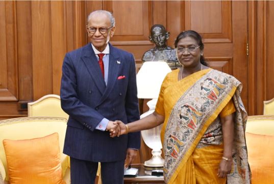 मॉरीशस के प्रधानमंत्री ने राजघाट पर महात्मा गांधी को दी श्रद्धांजलि, राष्ट्रपति द्रौपदी मुर्मू से की शिष्टाचार भेंट