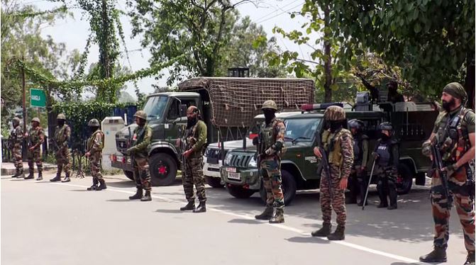 मणिपुर: इंफाल घाटी में सुरक्षा बलों की बड़ी कार्रवाई, तीन जिलों से छह उग्रवादी गिरफ्तार, भारी मात्रा में हथियार बरामद