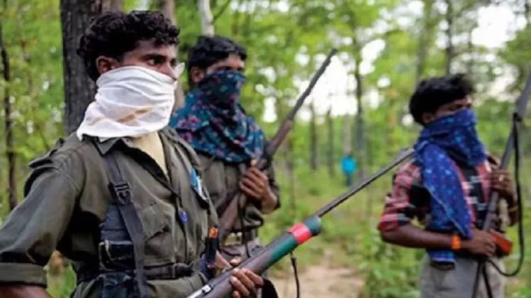 दंतेवाड़ा में बड़ा सरेंडर: 71 नक्सलियों ने एकसाथ डाले हथियार, 30 नक्सलियों पर था 64 लाख का इनाम