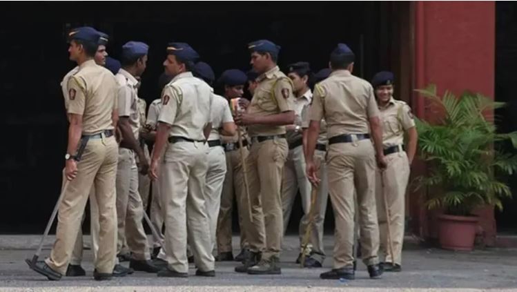 मुंबई में हाई अलर्ट: 14 आतंकियों की घुसपैठ, 400 किलो RDX और 34 गाड़ियों में बम की धमकी, इंटेलिजेंस इनपुट के बाद खुफिया एजेंसियां और पुलिस सतर्क, चप्पे-चप्पे पर निगरानी मुंबई में हाई अलर्ट: 14 आतंकियों की घुसपैठ, 400 किलो RDX और 34 गाड़ियों में बम की धमकी, इंटेलिजेंस इनपुट के बाद खुफिया एजेंसियां और पुलिस सतर्क, चप्पे-चप्पे पर निगरानी