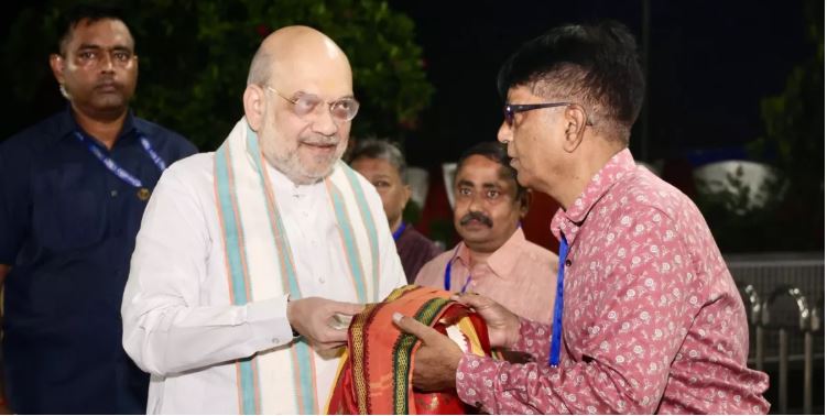 कोलकाता में अमित शाह ने की मां दुर्गा की आराधना, बोले– बंगाल में बने ऐसी सरकार जो कर सके ‘सोनार बांग्ला’ का निर्माण