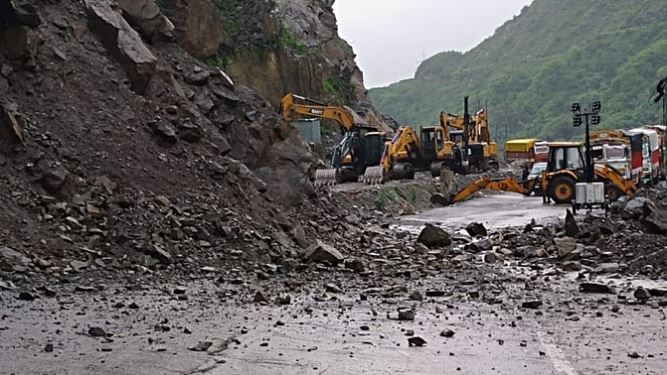 सिक्किम में भूस्खलन का कहर: चार की मौत, तीन लापता; हुमे नदी पार कर बचाव दल ने बचाई जानें सिक्किम में भूस्खलन का कहर: चार की मौत, तीन लापता; हुमे नदी पार कर बचाव दल ने बचाई जानें