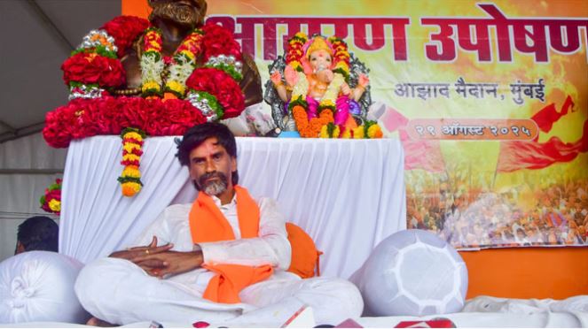 मराठा आरक्षण आंदोलन: जरांगे को पुलिस नोटिस, शाम तक आजाद मैदान खाली करने का आदेश