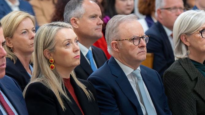 इस्राइल-हमास युद्ध के बाद ऑस्ट्रेलिया में बढ़ीं मुस्लिम विरोधी घटनाएं, रिपोर्ट का दावा इस्राइल-हमास युद्ध के बाद ऑस्ट्रेलिया में बढ़ीं मुस्लिम विरोधी घटनाएं, रिपोर्ट का दावा