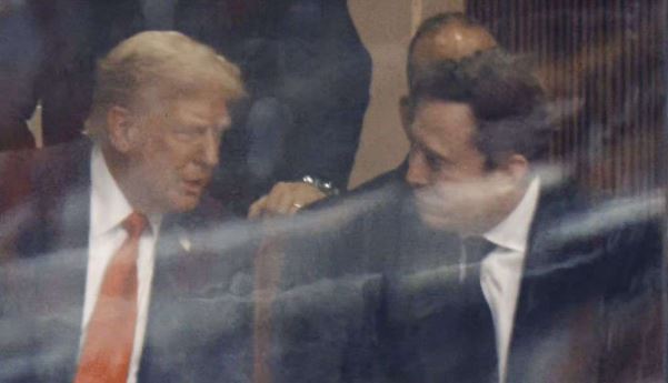 एरिजोना पहुंचे डोनाल्ड ट्रंप, चार्ली किर्क के स्मृति समारोह में एलन मस्क से की मुलाकात