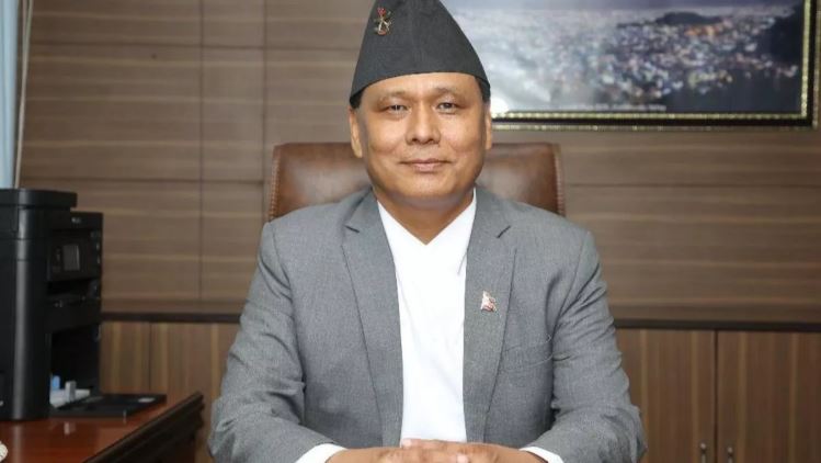 सुशीला कार्की और बालेन शाह पर चली बहस, लेकिन अंतरिम प्रधानमंत्री की दौड़ में सबसे आगे निकले इंजीनियर कुल मान घिसिंग सुशीला कार्की और बालेन शाह पर चली बहस, लेकिन अंतरिम प्रधानमंत्री की दौड़ में सबसे आगे निकले इंजीनियर कुल मान घिसिंग