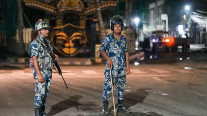 नेपाल में हिंसा और अशांति: काठमांडू में सेना का गश्त जारी, उड़ानें शुरू होते ही भारतीय लौटने लगे नेपाल में हिंसा और अशांति: काठमांडू में सेना का गश्त जारी, उड़ानें शुरू होते ही भारतीय लौटने लगे
