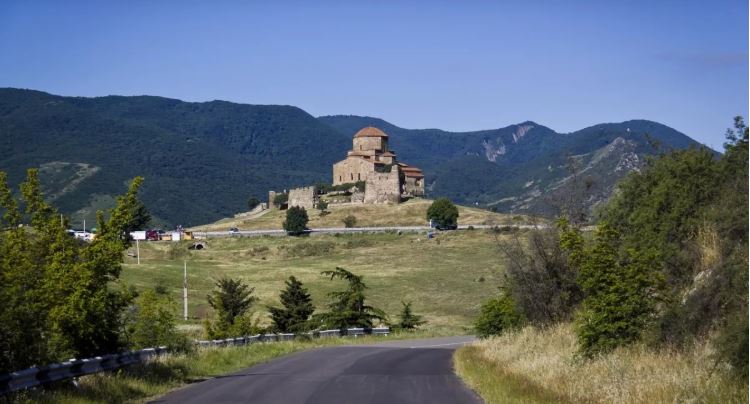 जॉर्जिया सीमा पर 56 भारतीयों के साथ अमानवीय व्यवहार, महिला बोलीं- ‘हमें मवेशियों की तरह फुटपाथ पर बिठाया गया’