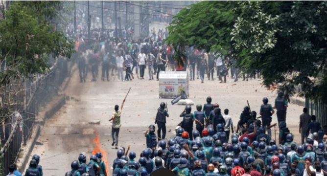 बांग्लादेश में फिर भड़की हिंसा, राजनीतिक दफ्तरों में आगजनी और तोड़फोड़ बांग्लादेश में फिर भड़की हिंसा, राजनीतिक दफ्तरों में आगजनी और तोड़फोड़