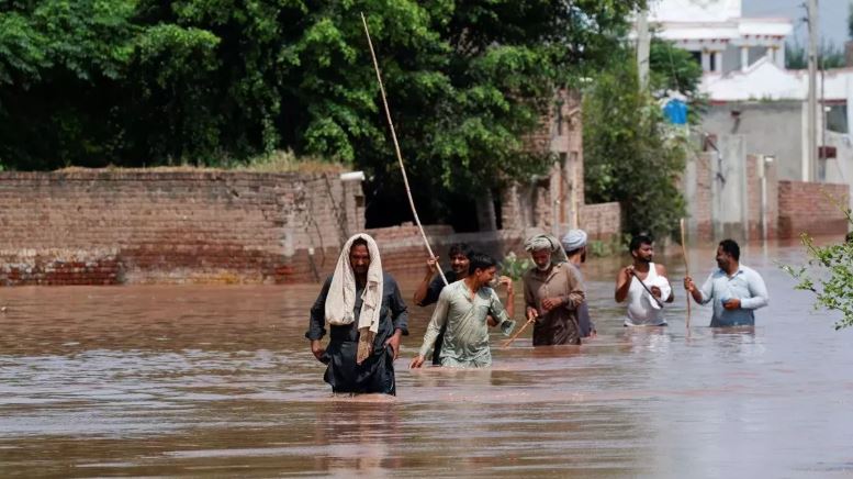 पाकिस्तान में ड्रोन की मदद से निकाले जा रहे बाढ़ में फंसे लोग, अब तक 9 लाख लोगों का हुआ रेस्क्यू