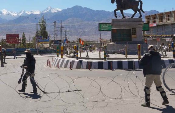 लद्दाख में कर्फ्यू से बिगड़े हालात, पर्यटन उद्योग ठप लद्दाख में कर्फ्यू से बिगड़े हालात, पर्यटन उद्योग ठप