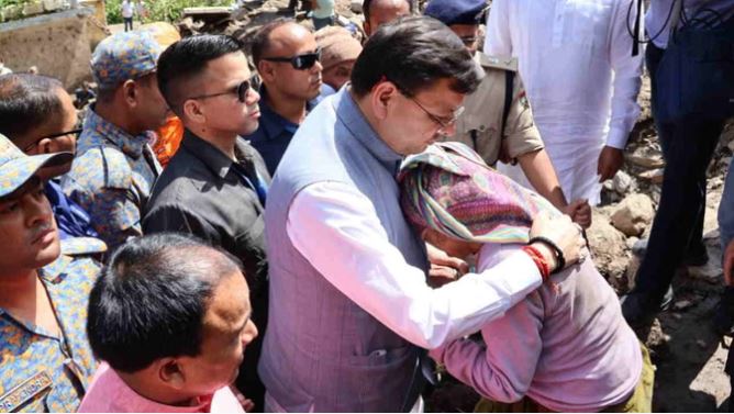 चमोली आपदा: ग्राउंड जीरो पर पहुंचे सीएम धामी, पीड़ितों के आंसू पोछे, हर संभव मदद का भरोसा