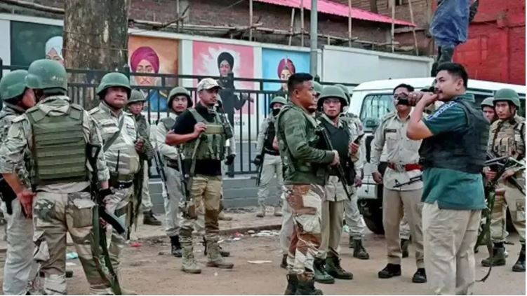 मणिपुर: सुरक्षाबलों का बड़ा अभियान, प्रतिबंधित कुकी संगठन का सरगना समेत तीन उग्रवादी गिरफ्तार