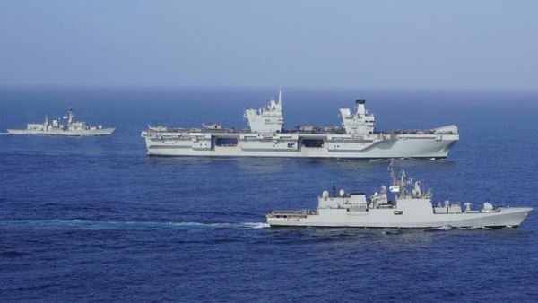अरब सागर में भारत और ब्रिटेन की नौसेनाओं ने दिखाई जबरदस्त ताकत, INS विक्रांत और HMS प्रिंस ऑफ वेल्स पहली बार साथ