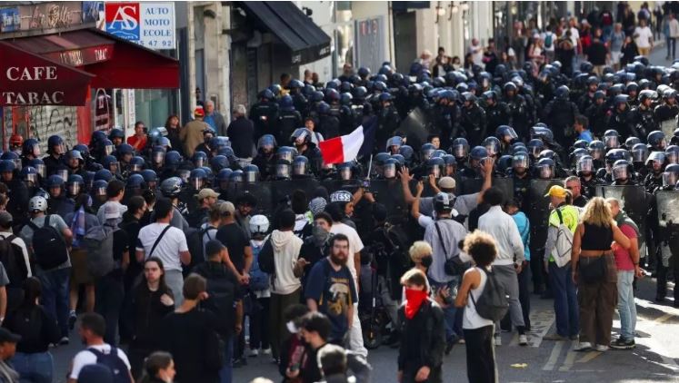 फ्रांस में बजट कटौती के विरोध में सड़कों पर हजारों लोग, एफिल टावर भी हुआ बंद