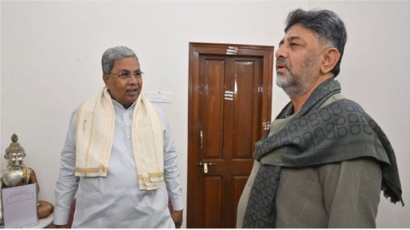 कर्नाटक में सीएम पद को लेकर बढ़ा राजनीतिक तनाव