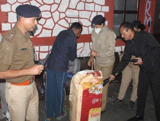 देहरादून में अलर्ट: घंटाघर से रेलवे स्टेशन तक सुरक्षा कड़ी, चप्पे-चप्पे पर पुलिस की पैनी नजर