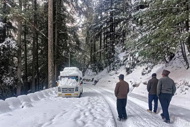 पहाड़ों में आज बारिश और बर्फबारी के आसार, शीतलहर और कोहरा बढ़ाएगा ठंड