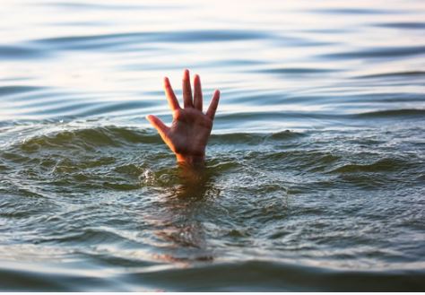 कीर्तिनगर में दर्दनाक हादसा: पूजा के लिए आए दो लोग अलकनंदा में डूबे, तलाश जारी