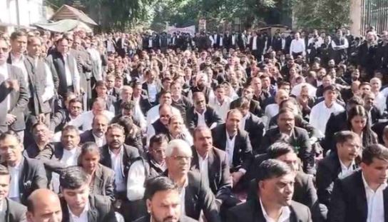 अधिवक्ताओं का विरोध-प्रदर्शन जारी