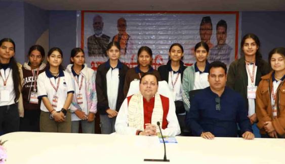 उत्तराखंड निवास में भारत दर्शन शैक्षिक भ्रमण दल से मिले सीएम धामी