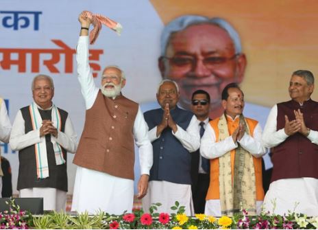 शपथ समारोह में गूँजा सांस्कृतिक संदेश: प्रधानमंत्री ने फिर लहराया बिहार का गमछा