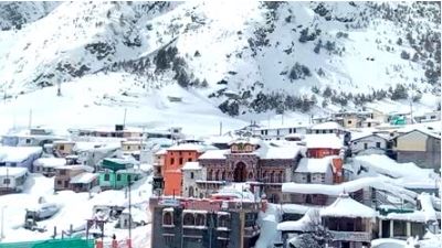 मौसम ने बदला मिजाज: बदरीनाथ धाम की ऊंची चोटियों पर बर्फबारी