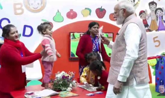 “मोदी जी… मोदी जी!” — नन्हीं काजल की पुकार सुनकर खुद पहुंचे प्रधानमंत्री, मुस्कराते हुए पूछा- “पढ़ाई कैसी चल रही है?”