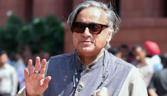 वंशवाद लोकतंत्र के लिए गंभीर खतरा, दशकों से एक ही परिवार हावी: शशि थरूर