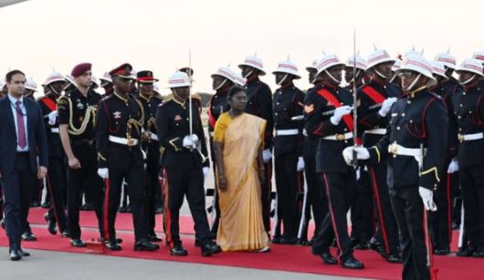 बोत्सवाना पहुंचीं राष्ट्रपति द्रौपदी मुर्मू, 21 तोपों की सलामी के साथ हुआ भव्य स्वागत