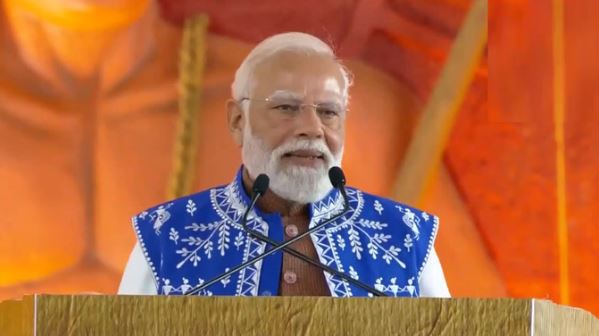 गुजरात में PM मोदी का हमला—कांग्रेस पर आदिवासियों की अनदेखी का आरोप, ‘उनके योगदान को भुला दिया गया’