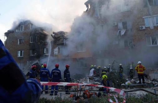 रूस का कीव पर भीषण हमला, कई इमारतें ध्वस्त, आठ की मौत, 35 घायल