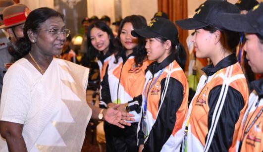 राष्ट्रीय एकता यात्रा के छात्र राष्ट्रपति से मिले