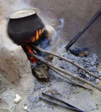 चूल्हे के धुएँ से पहाड़ी महिलाओं में बढ़ा फेफड़ों का रोग