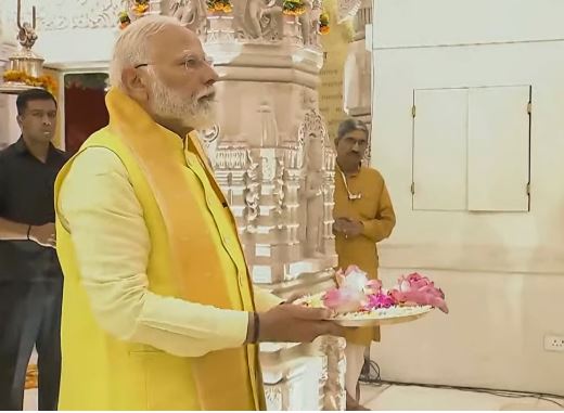 रोड शो के बाद पीएम मोदी ने सप्त मंदिर में की पूजा-अर्चना