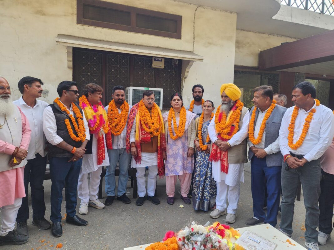 पूर्व विधायक शुक्ला के आवास पर सहकारिता चुनाव में निर्विरोध संचालक मंडल का जोरदार स्वागत